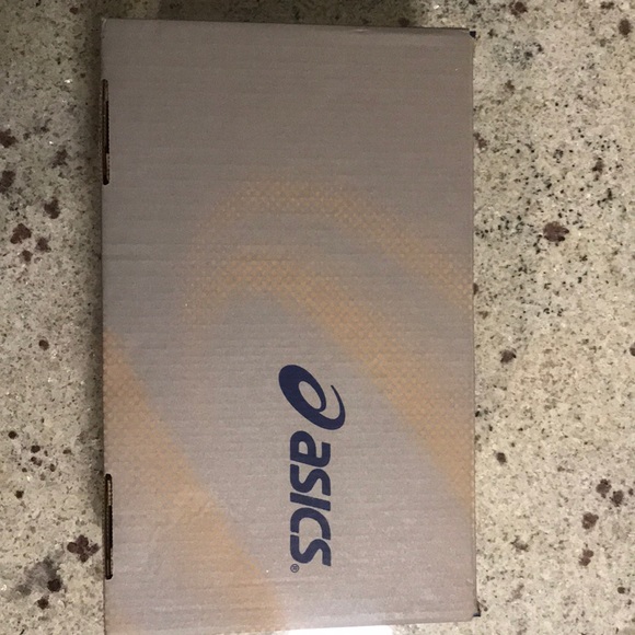 BRAND NEW ASICS! - Picture 2 of 3